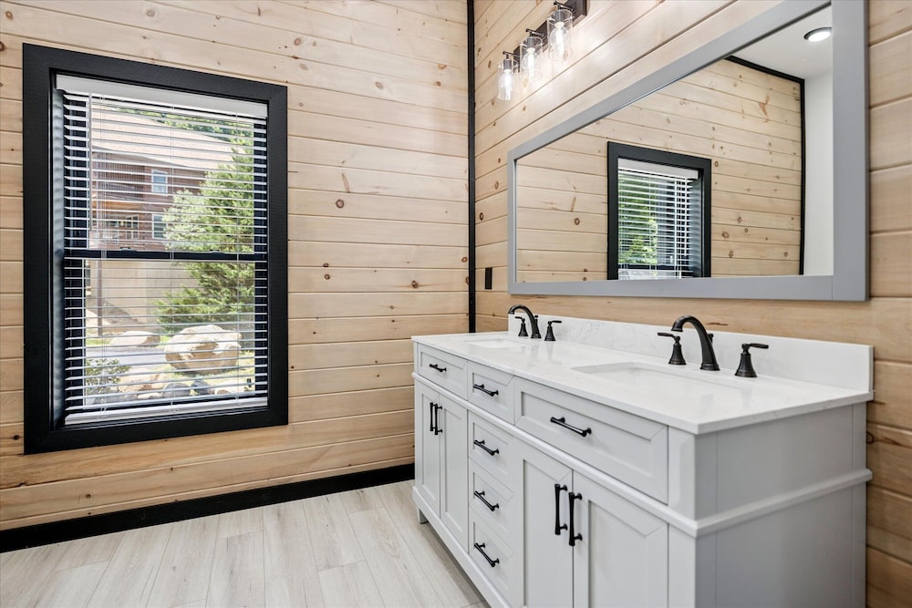 New Cabin w Indoor Swim Spa Hot Tub Gameroom