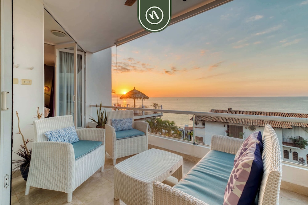 Corner 2 BR Condo - Spectacular Oceanview Sunsets