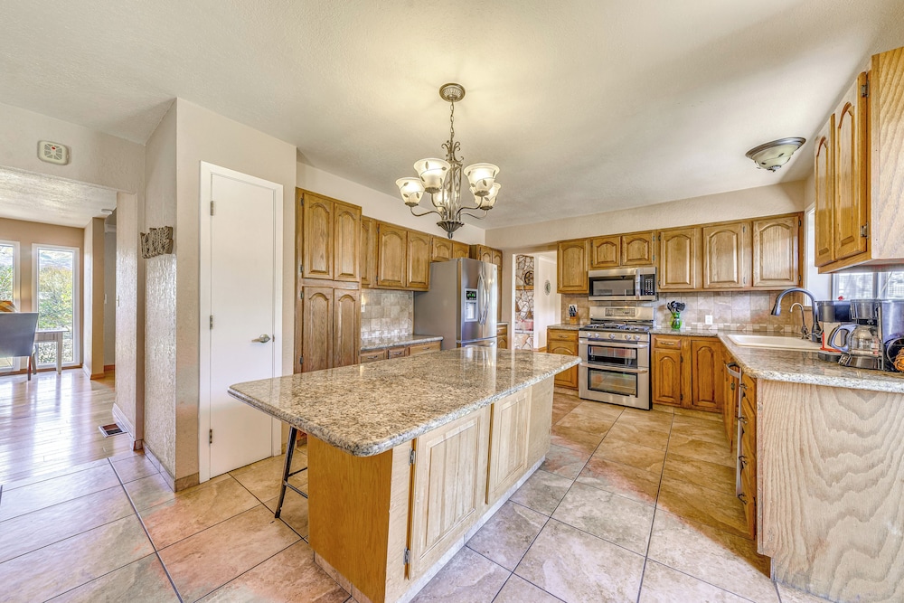 Spacious Ruidoso Home w/ Patio & Mountain Views!