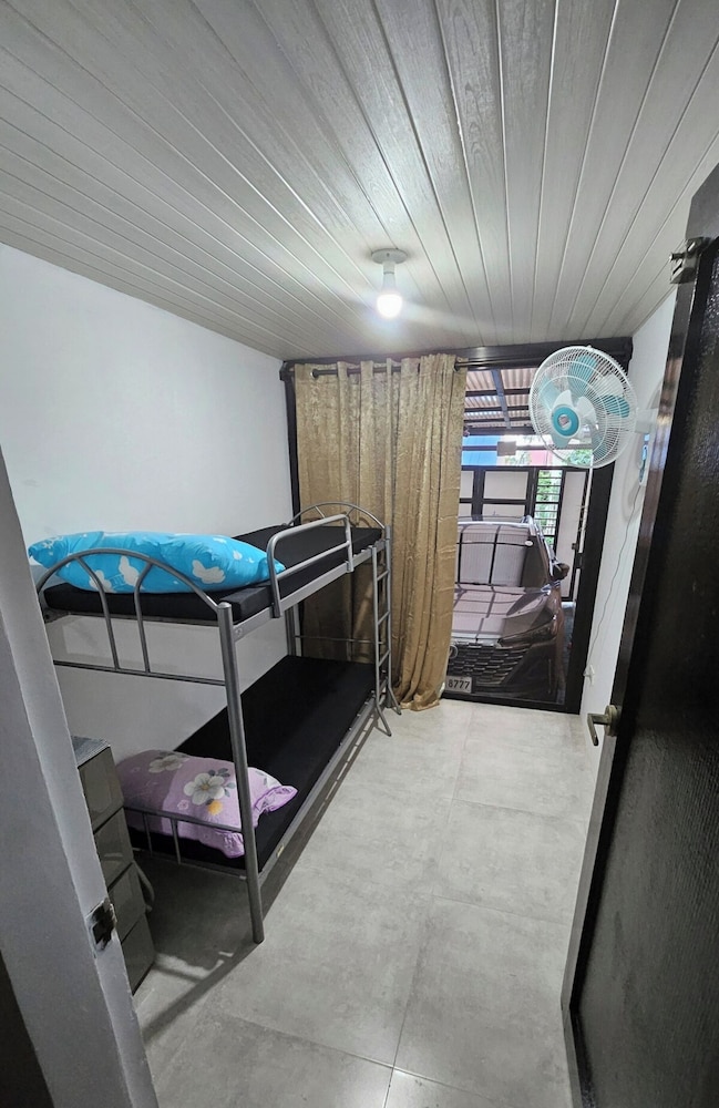 3 Bedroom Fully Furnished Aircon House With Free Car Park