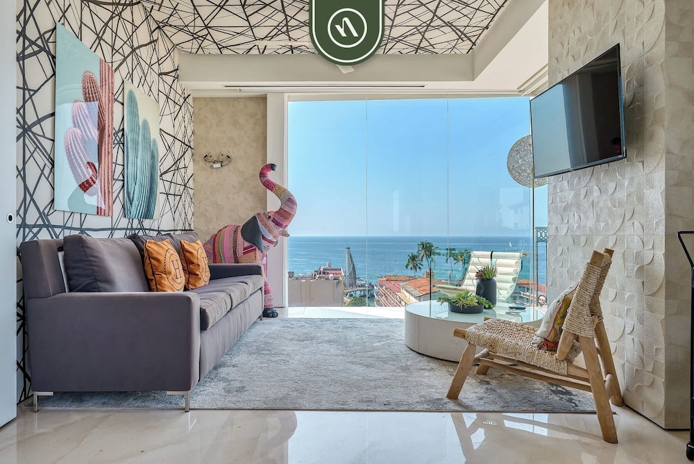 Luxury Corner Unit With Breataking Ocean Views