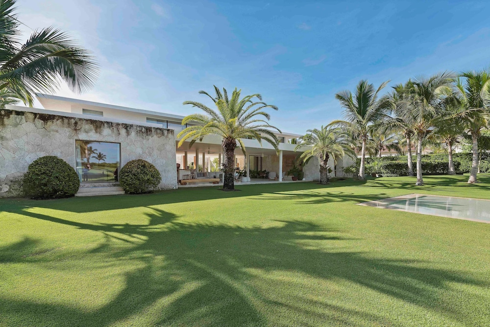 Magnificent 5BR Modern Tropical Villa With Pool