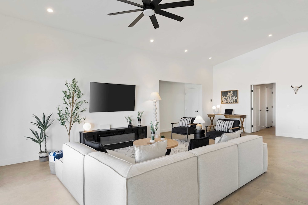 Bocce, Pool+spa, Game Room, Firepit Modern Oasis Yucca Haven by Avantstay