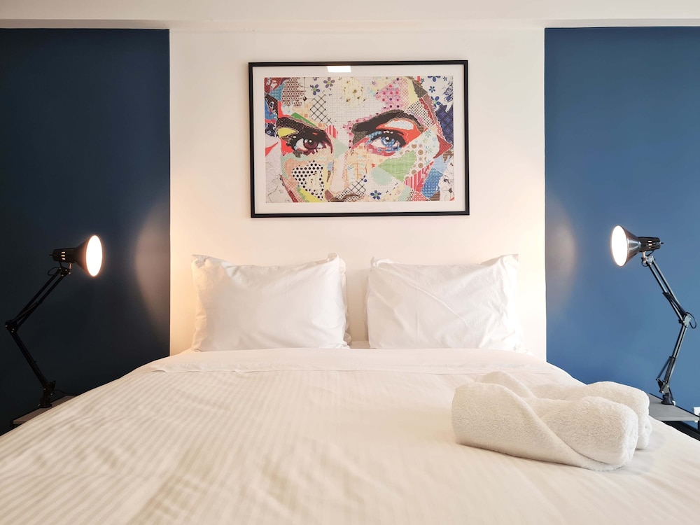 w Modern 2BR In La Cresta