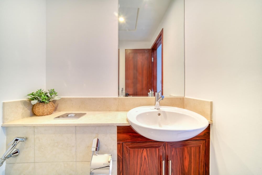 Urban Chic Downtown Apt w Dubai Fountain Views