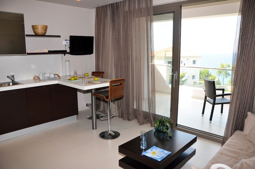 Kymothoe Elite Suites photo 4
