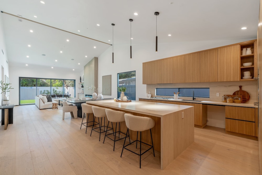 Noble Modern - Urban Sanctuary in Sherman Oaks With Poolside and Patio