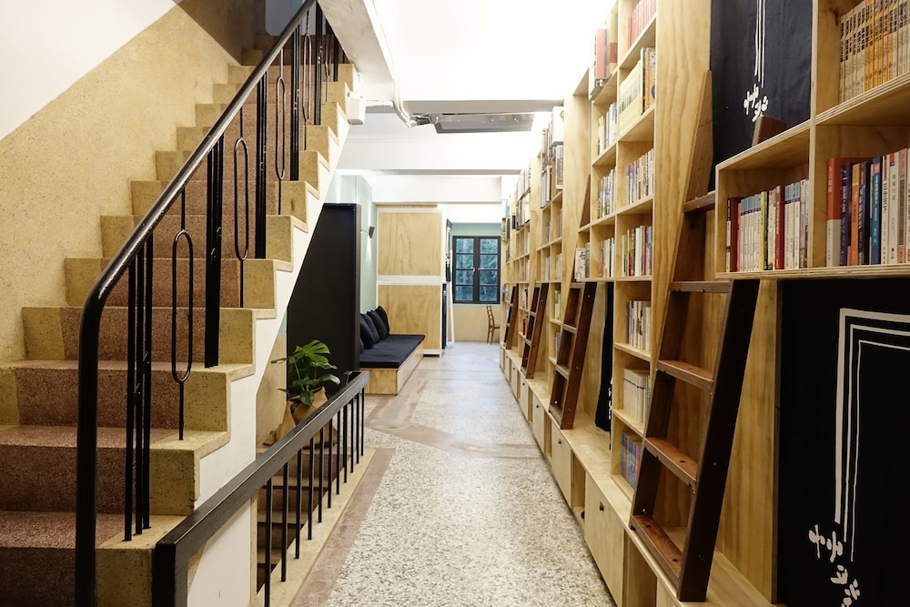 CaoJi Book inn Hostel