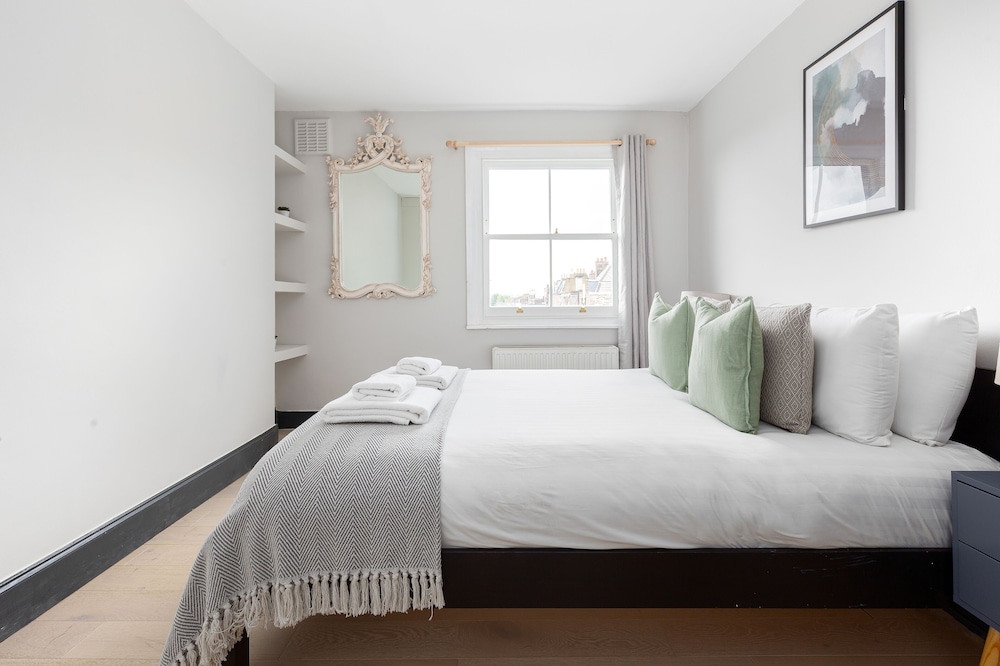 Radiant 2 Bed Flat near Portobello
