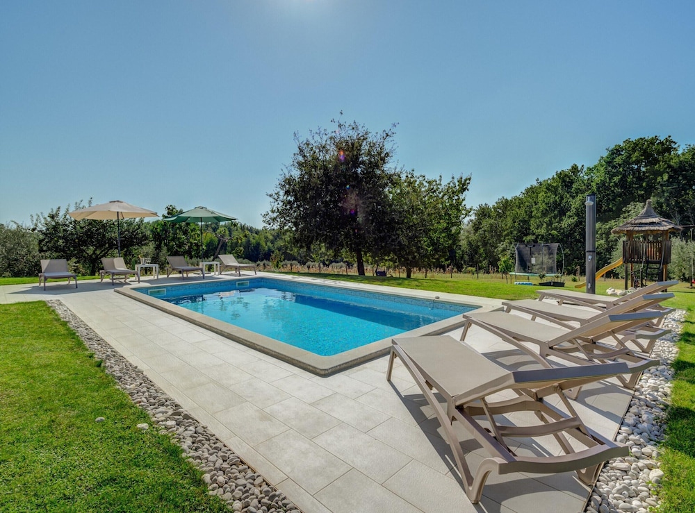 Villa in Srebrnici With Pool Near Marea Beach