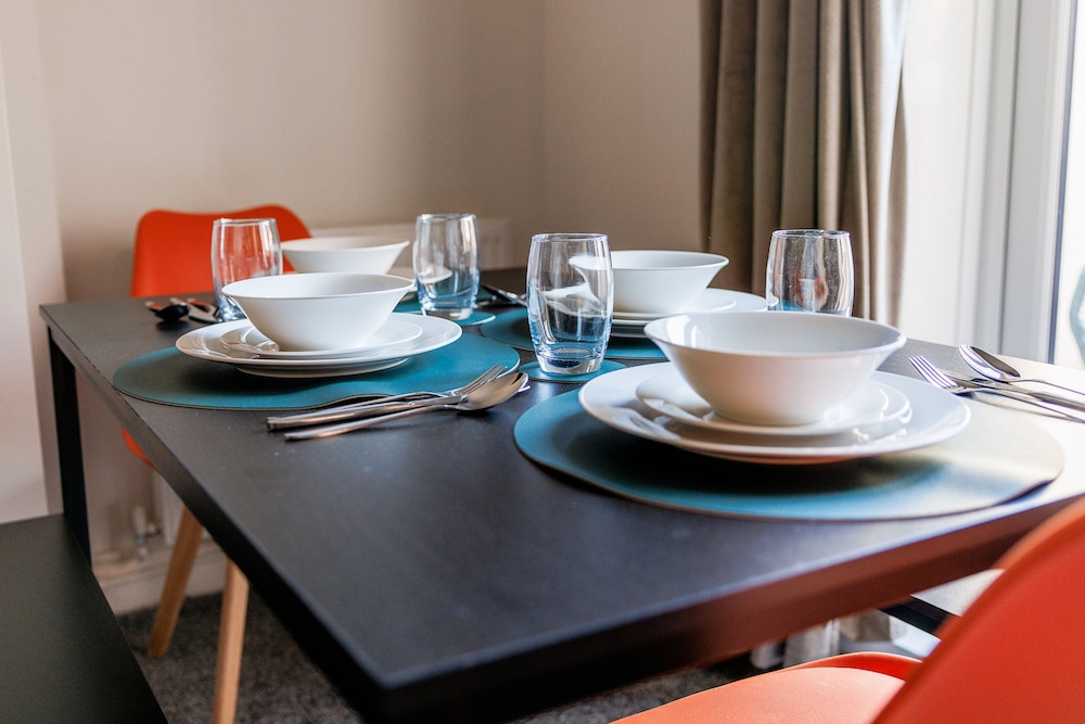 Darlington 4Bd Home: Modern Comfort & Free Parking