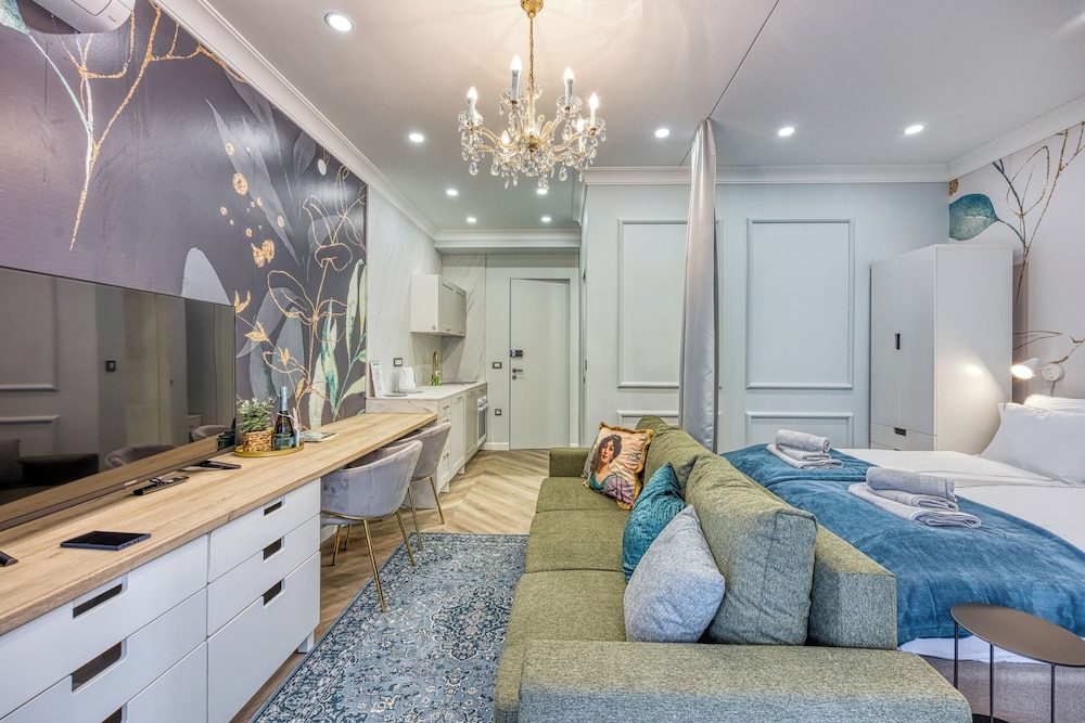 Boutique Downtown Studio with Balcony 1