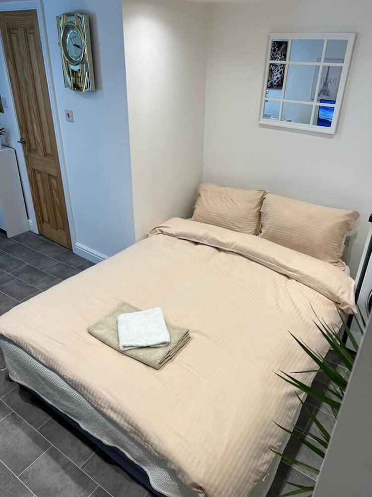 Jacuzzi Spa! Stunning Entire Guest House - Netflix view 4