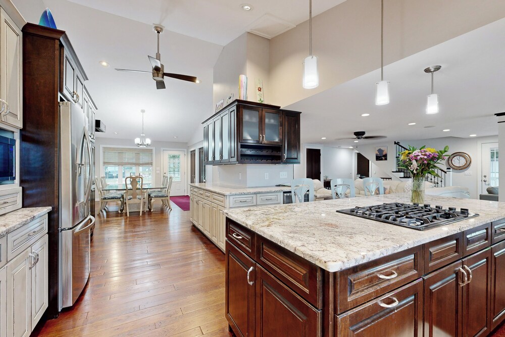 4 BR Tranquil Lakefront Retreat w/ Fire Pit