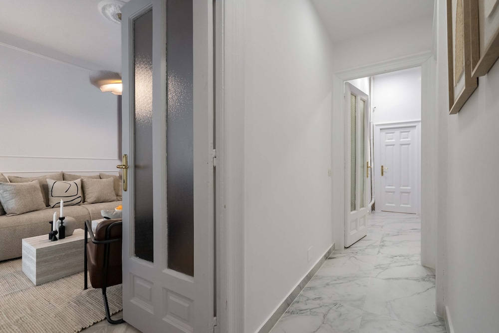 Elegant 3BR Retreat - Steps Away Cismigiu Gardens