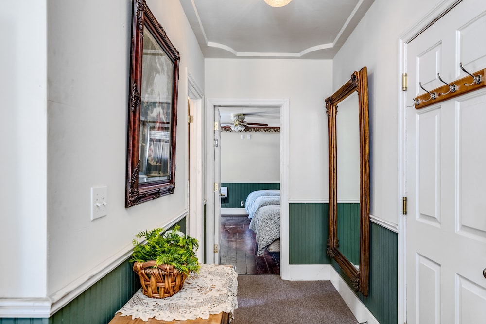 The Dutch Flat Hotel