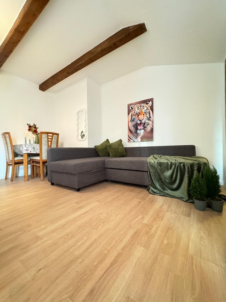 7 private Rooms in a spacious Villa