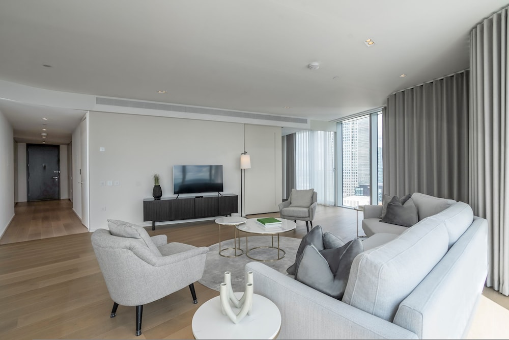 Stunning Three-bedroom Apartment on the River