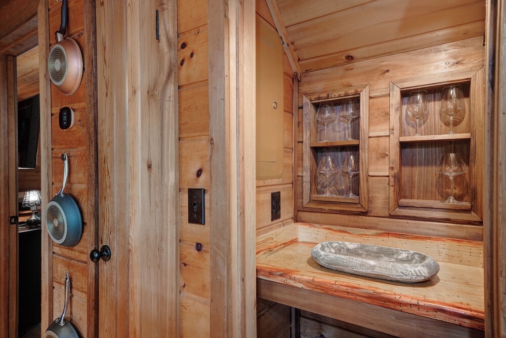 The Guest House Historic Cabin in Big Canoe