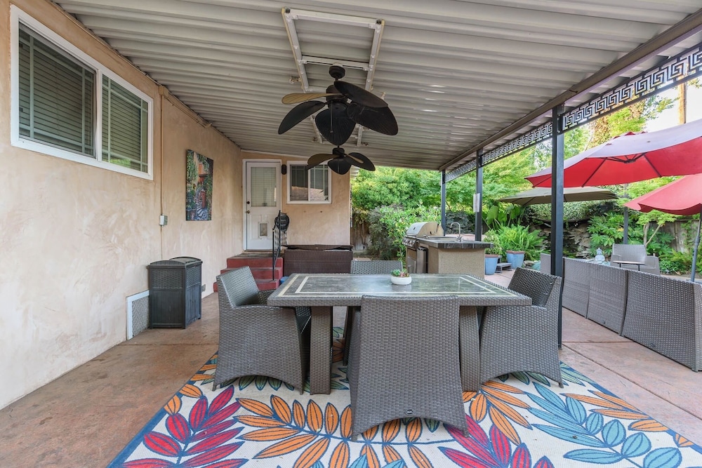 Large Groups Sequoia Park, CA Coast Wineries, Skiing. Enjoy Fire Pit, Hot Tub, Outdoor Kitchen