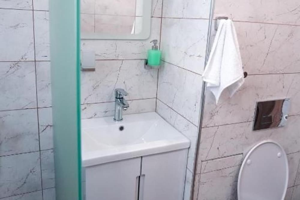 2 Bed Apt - Sleeps 4, Terrace & Pet Friendly
