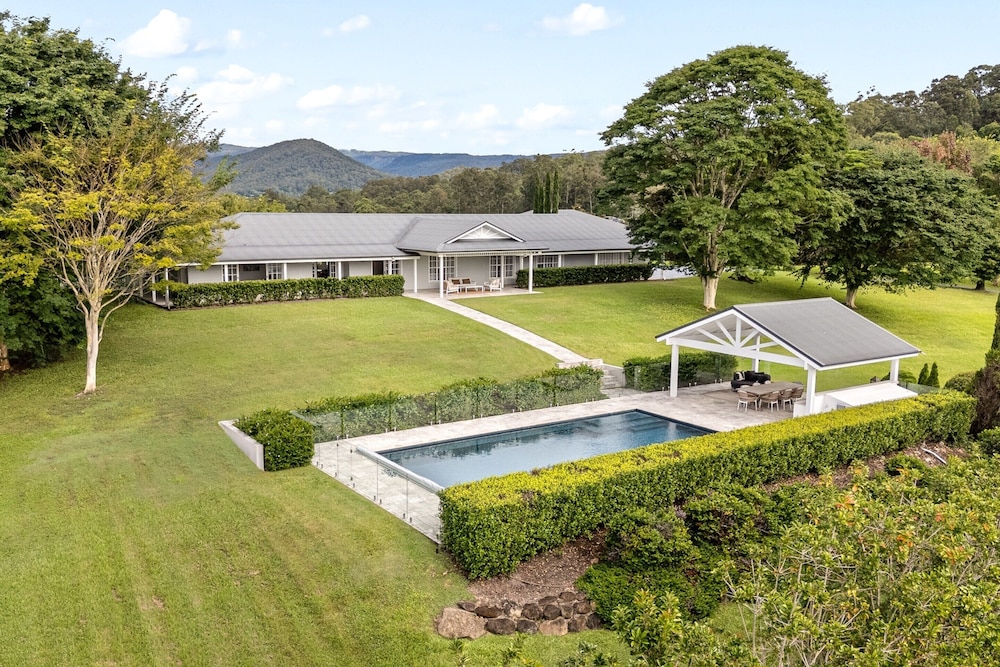 Elegant Bonogin Retreat on Expansive Acreage