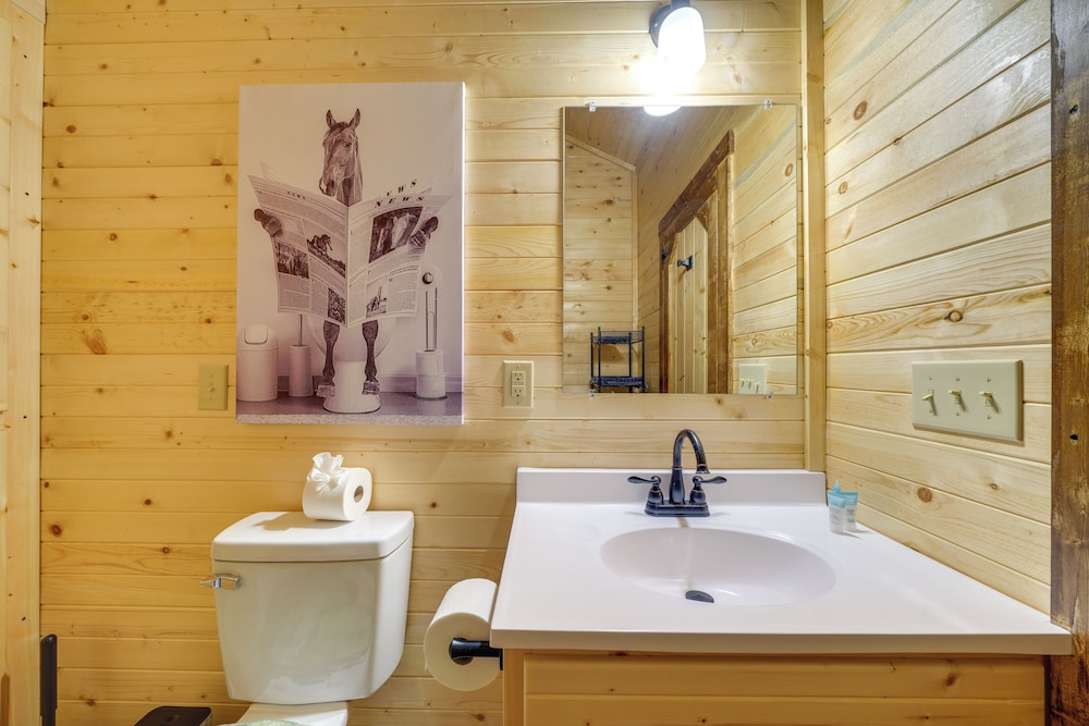 28 Mi to Downtown Louisville: Serene Farm Getaway