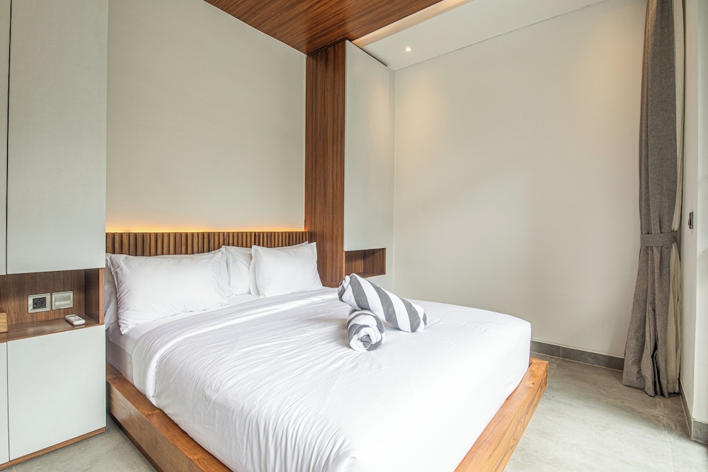 Elegant 5BR Canggu Villa 400m to Pristine Beach