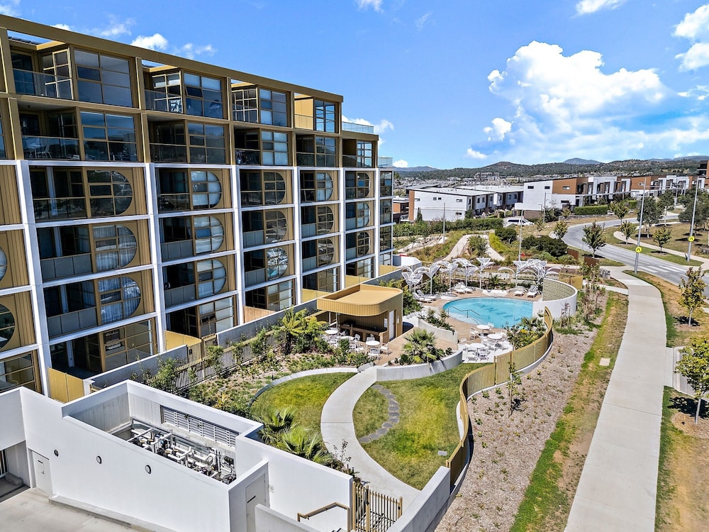 Comfortable 1-bed Retreat With Courtyard & Parking
