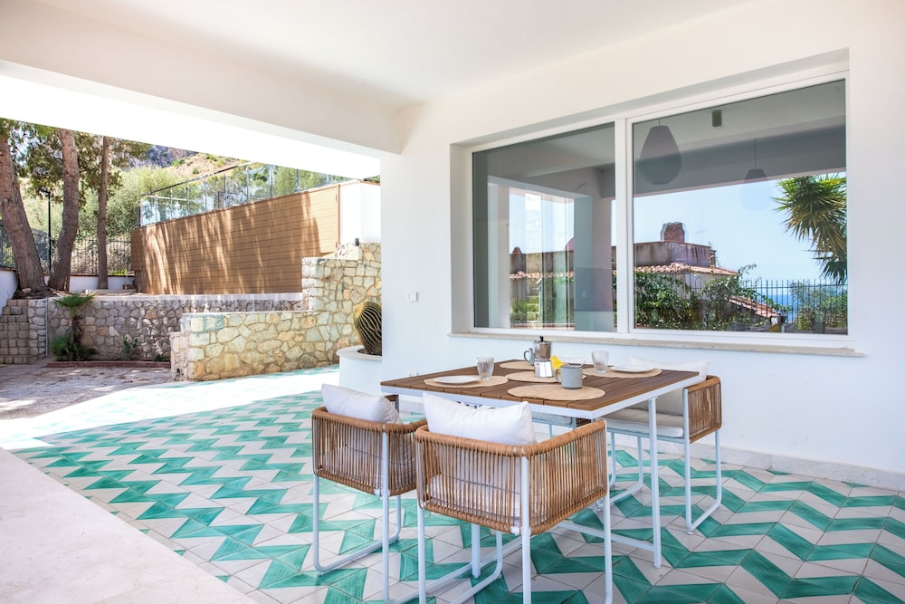 Sea Frame Design Apartments with Pool by Wonderful Italy