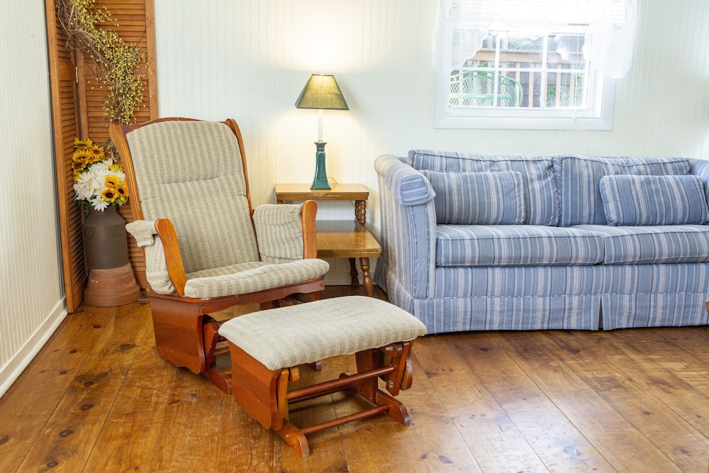 The Chimney Rock Inn & Cottages