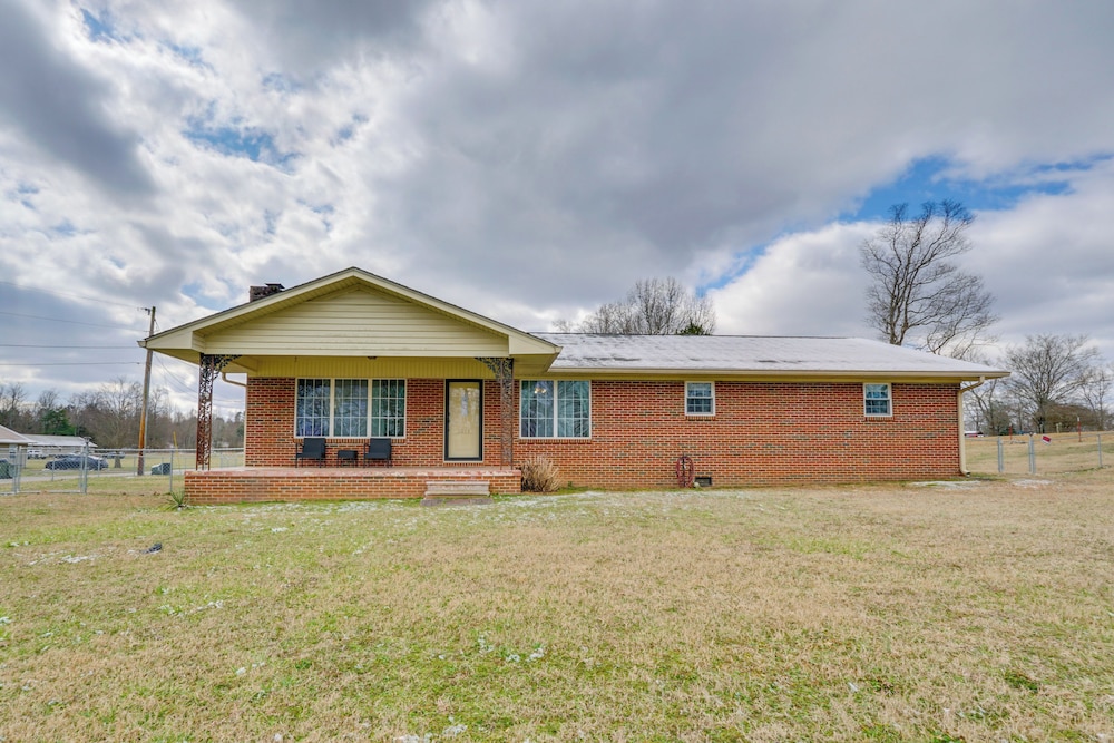 2 Mi to Town: Rustic East Tennessee Home!
