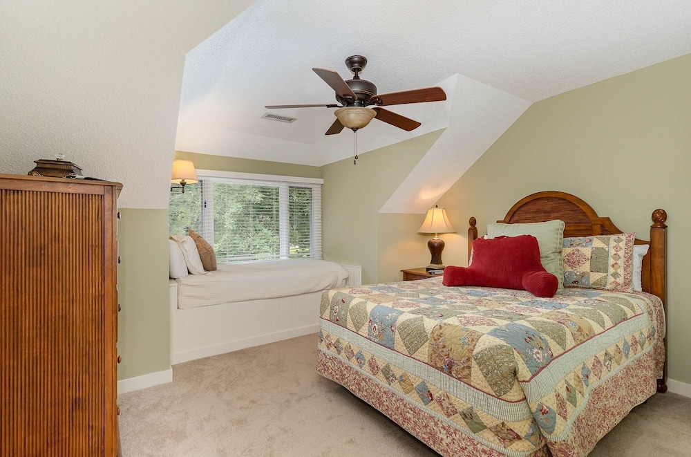 Remodeled 2 story, 3 bedroom villa with a loft - 2B Gloucester Terrace 3 Villa view 3