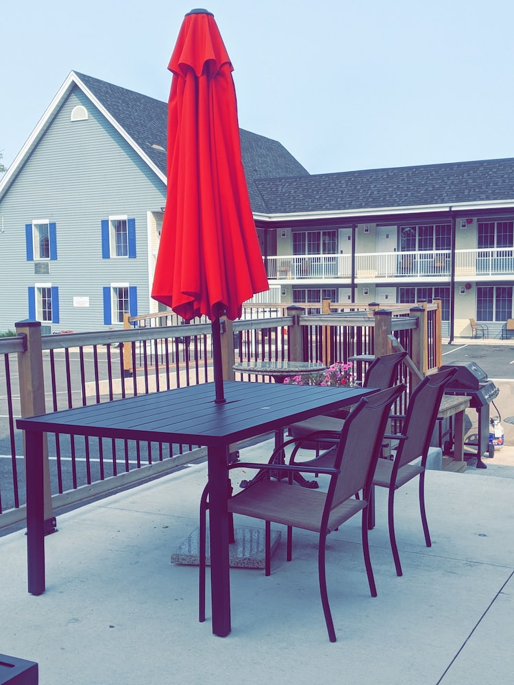 Falls Lodge and Suites - Image 2