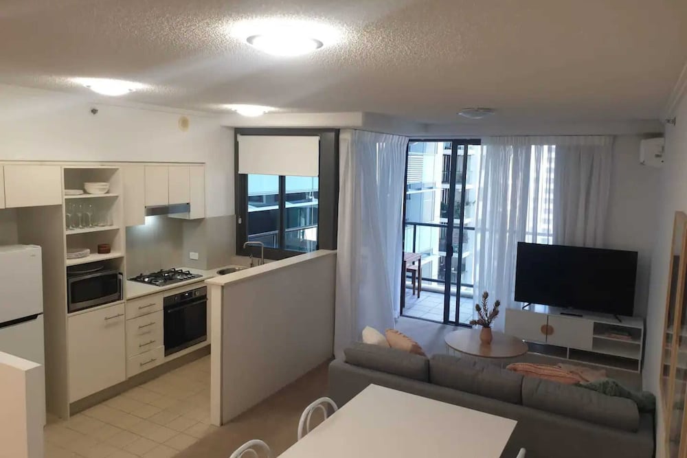Open 1 Bedroom Apartment in Brisbane City view 2