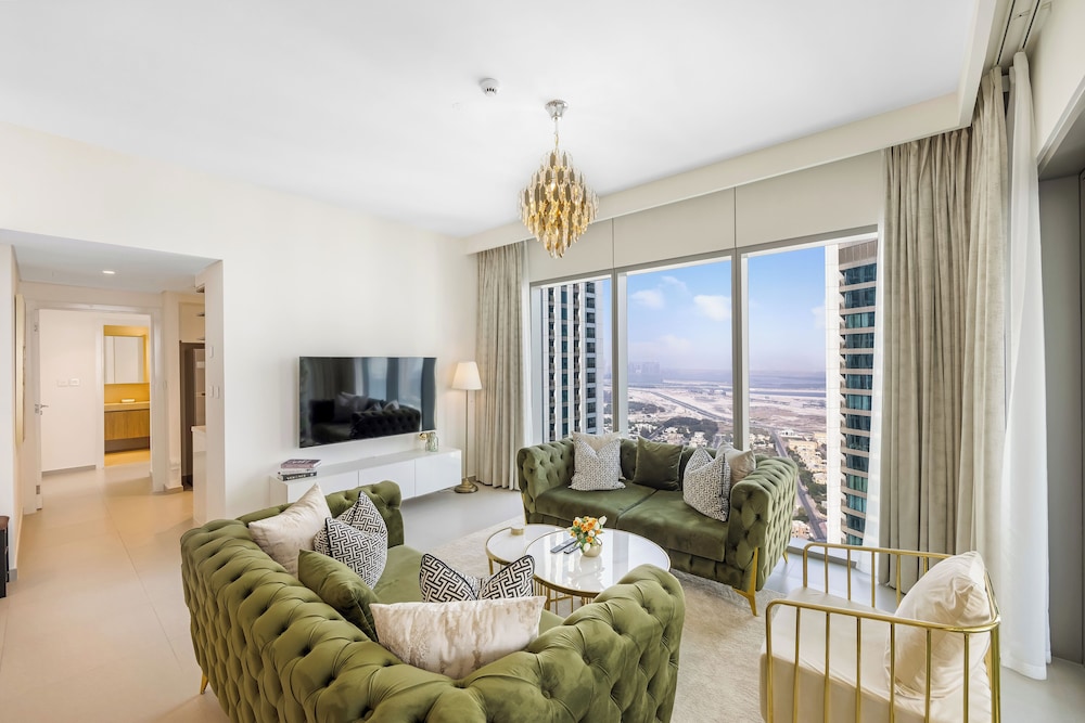 Durrani Homes - Majestic 4BR at Downtown