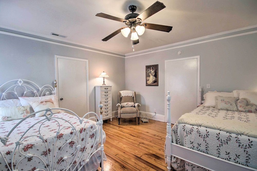 2 Mi to Lake Hartwell: Charming Southern Cottage view 4
