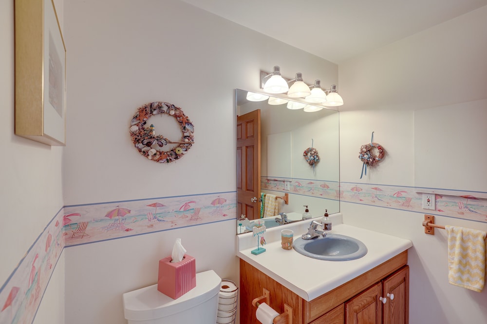 Inviting Rockport Rental w/ Deck: Walk to Beach!