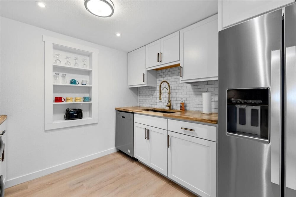 Coastal 2-Bedroom Home Minutes to Beach
