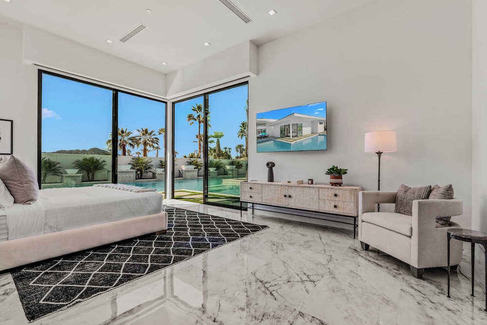 Sleeps 31 2 Luxury Villas w/ Pool + Spa, Putting Green Bravo by Avantstay