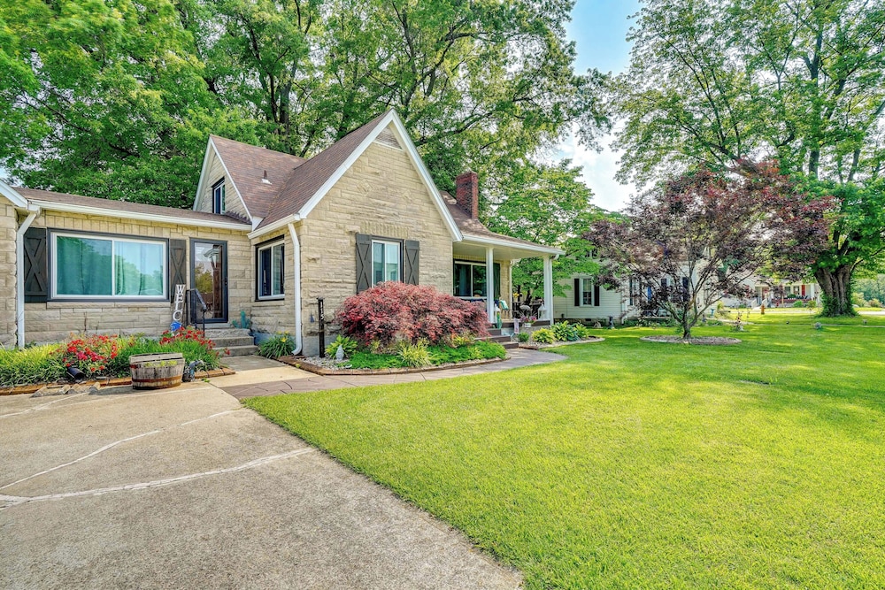 Charming Bardstown Home w/ Deck ~ 1 Mi to Downtown