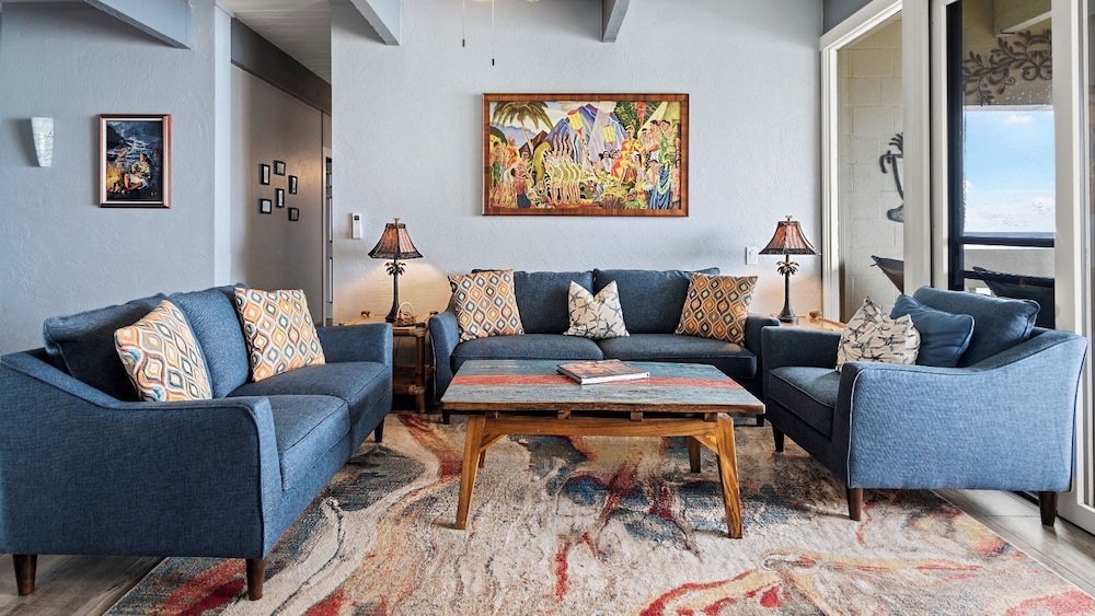 Stunning Top Floor Ocean Front Condo AC & Wifi