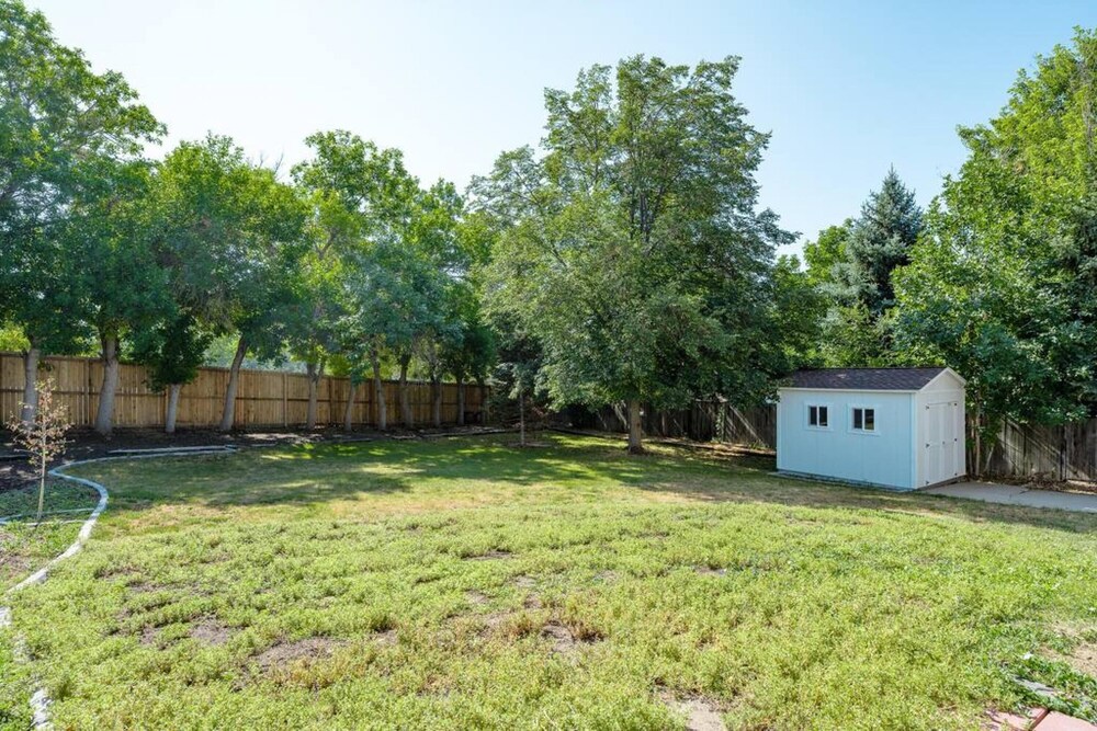 Denver Family Retreat 4BR 3 BA - Large Backyard view 3