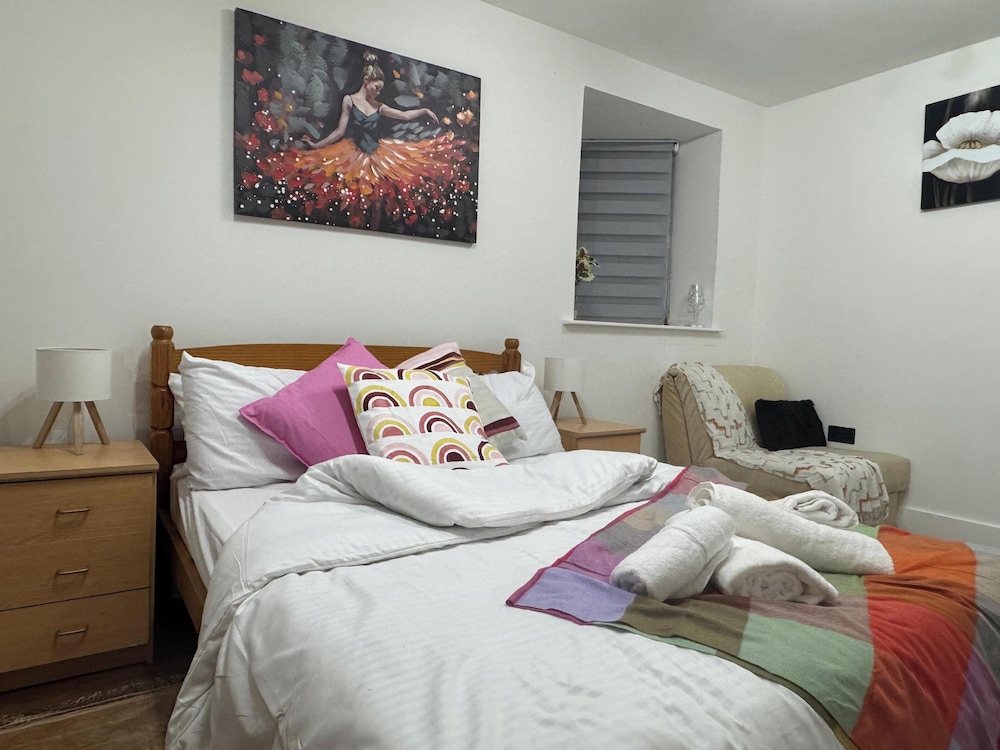 Contemporary 2 bed House With Parking