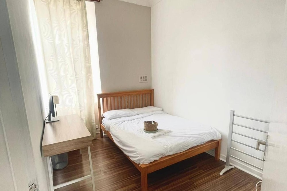 West-end 2 Bed Flat Entire Place w/ Free Parking