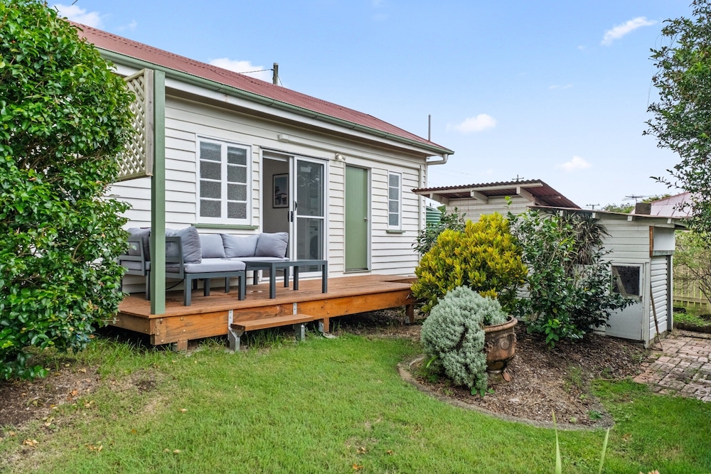 Charming 1-bed Cottage With Garden Retreat