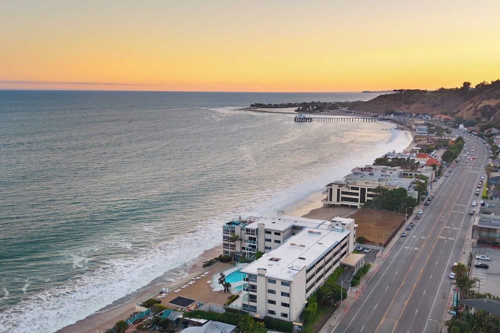Oceanfront Gem w/ Balcony, Pool, Hot Tub & Carbon Beach Access Bluewater Haven by Avantstay
