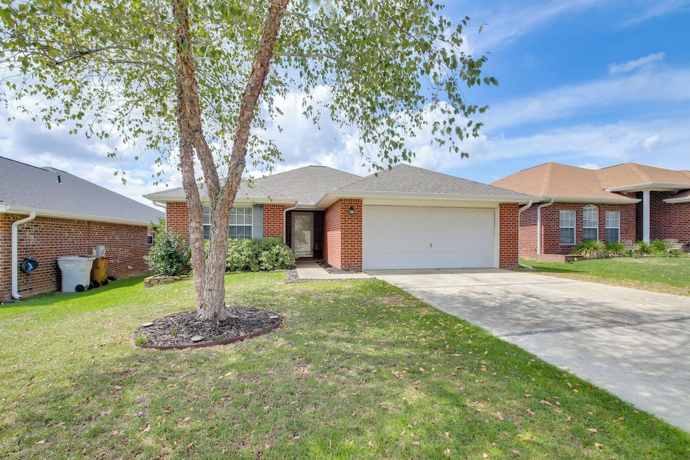 3 Mi to Escambia Bay: Home w/ Deck & Private Yard!