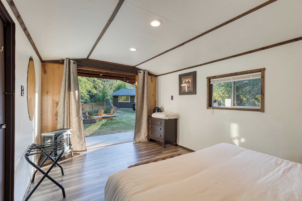 Lodge Trails, Hot Tub, Walk to Cornet Bay