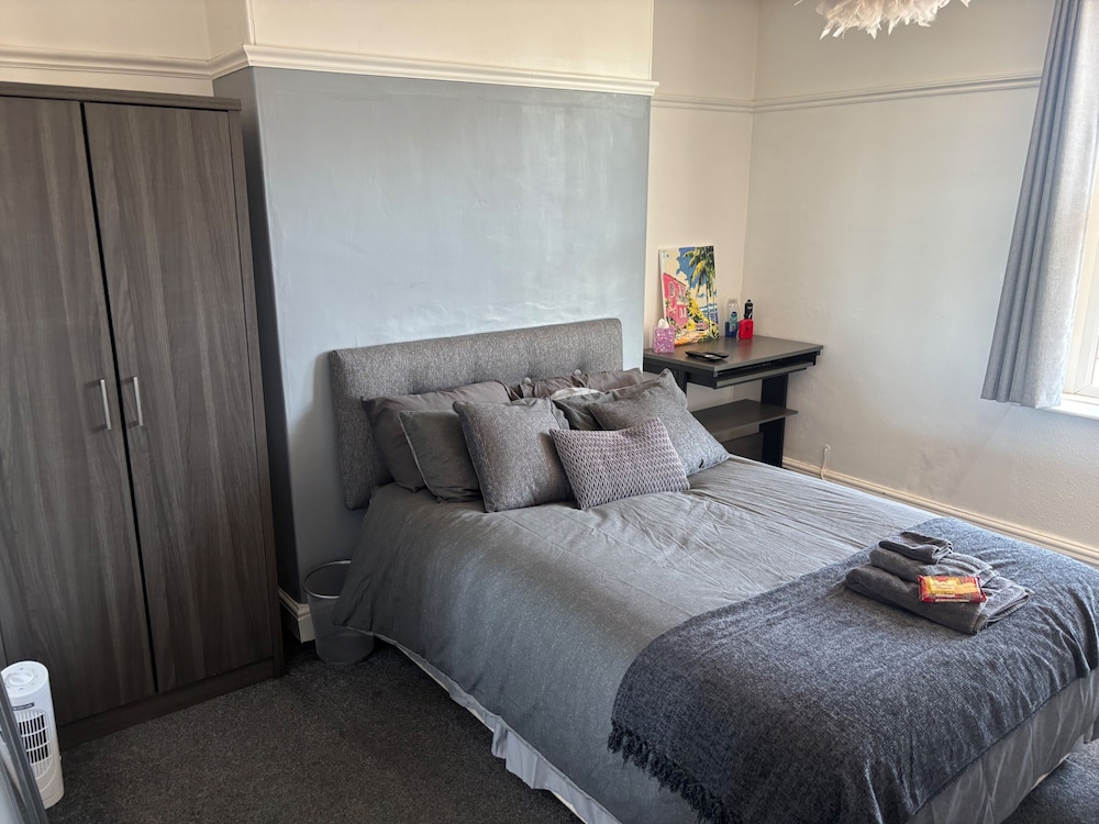 Modern 2-bed Victorian Apartment - Sleeps 6 & Pets
